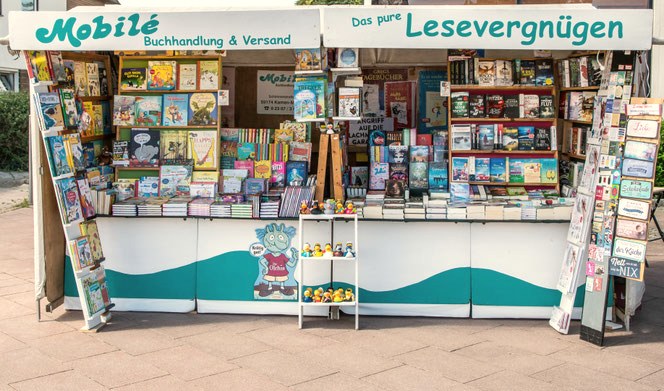 Mobilé Bücherstand auf dem Markt