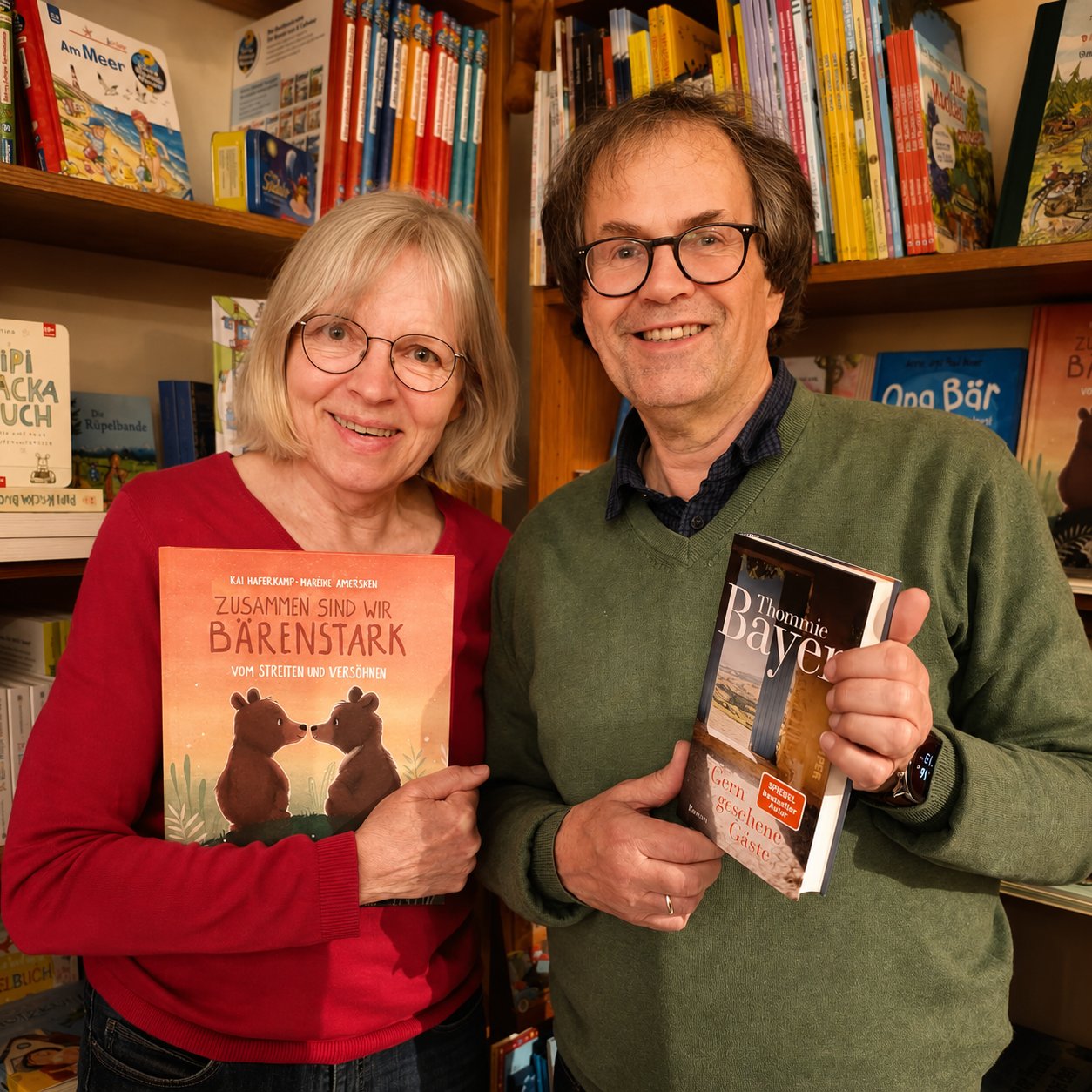 Hildegard und Matthias Grüger in der Mobilé Buchhandlung mit zwei aktuellen Buchtipps in der Hand